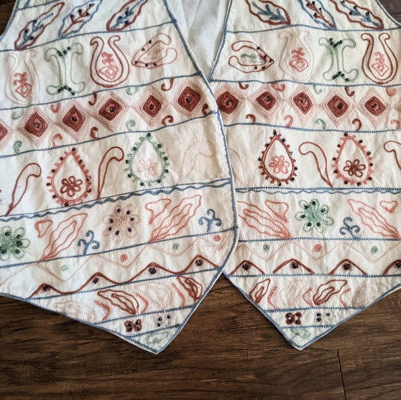 Sorrel Embroidered Vest - Picture 5 of 9